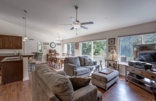Maple Falls House | Mt. Baker Lodging Cabin 47 - Sleeps 6!