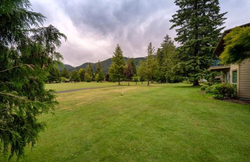 Welches House | Mt Hood Village Condo - Cozy Retreat with Fireplace
