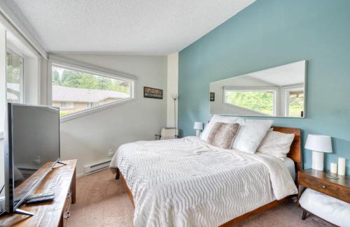 Welches House | Mt Hood Village Condo - Cozy Retreat with Fireplace