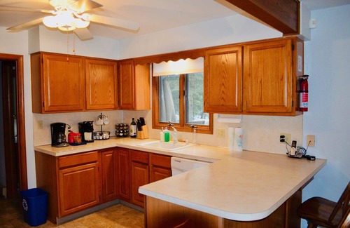 Blakeslee House | ⛷⛱⛰Mt. Maplewood Lake Home❤️Seasonal Specials ★3BR★HotTub★Fireplace★Games★