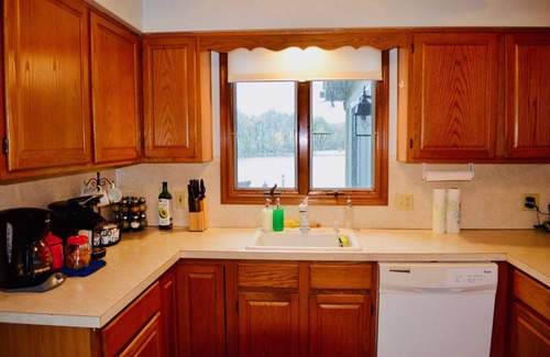 Blakeslee House | ⛷⛱⛰Mt. Maplewood Lake Home❤️Seasonal Specials ★3BR★HotTub★Fireplace★Games★