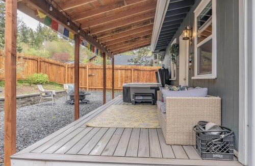 Ashford House | Mt Rainier Retreat with Spa Bathroom-Hot Tub-Fireplace