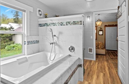 Ashford House | Mt Rainier Retreat with Spa Bathroom-Hot Tub-Fireplace