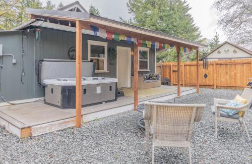 Ashford House | Mt Rainier Retreat with Spa Bathroom-Hot Tub-Fireplace