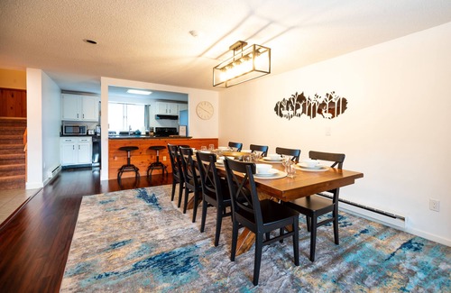 West Dover Condo | 🏔Mt SNOW→2mins ❅ Netflix ❅ Hot Tub ❅ GYM ❅ 2 King