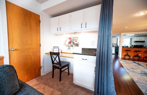 West Dover Condo | 🏔Mt SNOW→2mins ❅ Netflix ❅ Hot Tub ❅ GYM ❅ 2 King