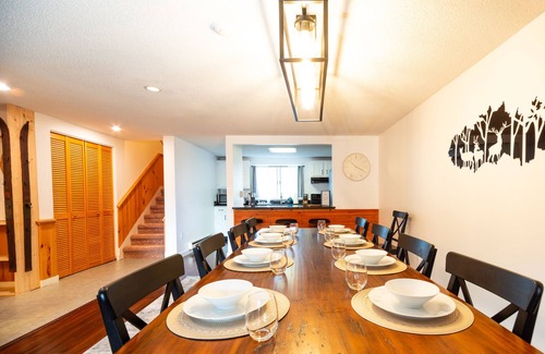 West Dover Condo | 🏔Mt SNOW→2mins ❅ Netflix ❅ Hot Tub ❅ GYM ❅ 2 King