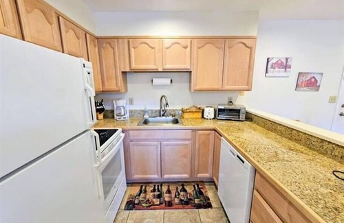 West Dover Apartment | Mt. Snow Condo with Pool-Mountain Views <1/2 mile to mtn