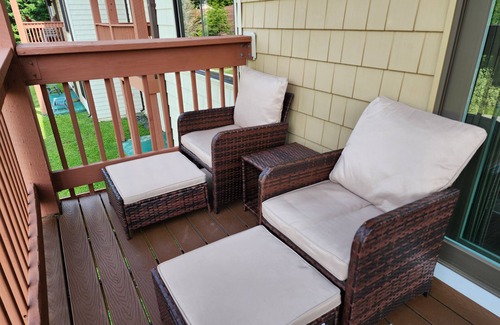 West Dover Apartment | Mt. Snow Condo with Pool-Mountain Views <1/2 mile to mtn
