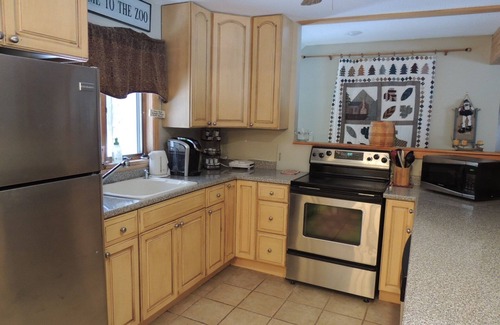 West Dover House | Mt. Snow Paradise - Indoor Jacuzzi & Sauna - Minutes to Mountain - Sleeps 10