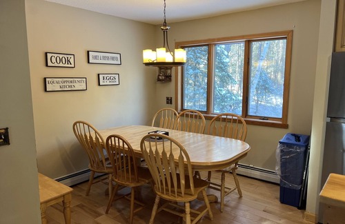 West Dover House | Mt. Snow Paradise - Indoor Jacuzzi & Sauna - Minutes to Mountain - Sleeps 10
