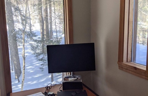 West Dover House | Mt. Snow Paradise - Indoor Jacuzzi & Sauna - Minutes to Mountain - Sleeps 10