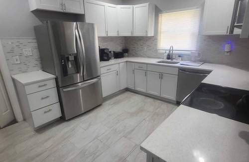North Side Apartment | MT. Vernon 1st Floor Global Retreat Spacious 3-bedroom