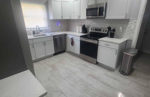 North Side Apartment | MT. Vernon 1st Floor Global Retreat Spacious 3-bedroom