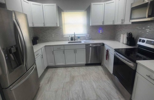 North Side Apartment | MT. Vernon 1st Floor Global Retreat Spacious 3-bedroom