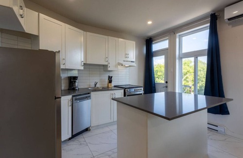 Cote-Des-Neiges—Notre-Dame-De-Grace Apartment | MTL Retreat | Stylish 2B1B in NDG