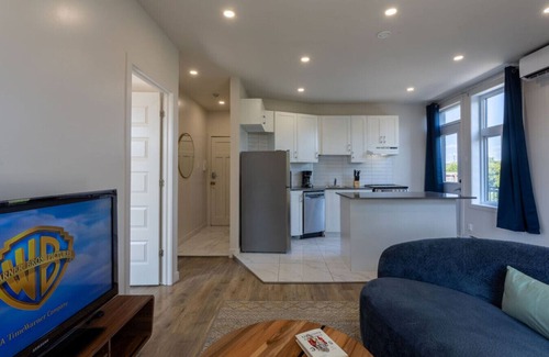 Cote-Des-Neiges—Notre-Dame-De-Grace Apartment | MTL Retreat | Stylish 2B1B in NDG