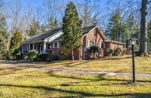 Hendersonville House | Mtn bikers, families, work groups w/pond/fishing/firepit/pingpong
