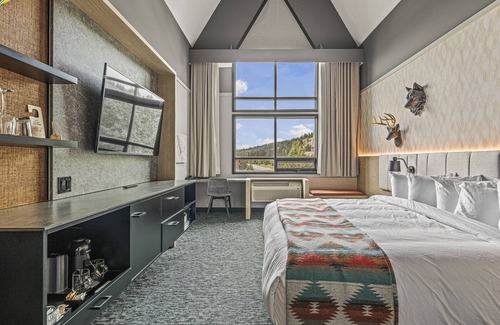 Silvertip Hotel | MTN House By Basecamp