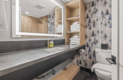 Silvertip Hotel | MTN House By Basecamp