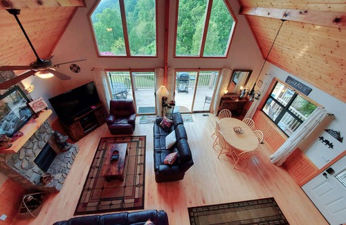 Bryson City Cabin | Mtn Top Cabin/Incredible Views/Cathedral Ceilings/WIFI/Hot Tub