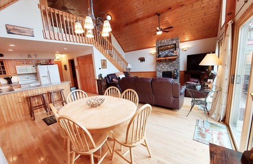 Bryson City Cabin | Mtn Top Cabin/Incredible Views/Cathedral Ceilings/WIFI/Hot Tub