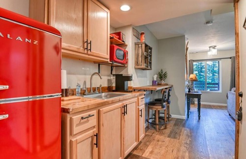 Green Mountain Falls Apartment | MTN Town Escape-Beavers Den, 1 Bdrm luxury Apt