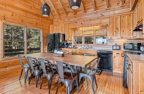 Blue Ridge Cabin | Mtn View Cabin 5 min to Downtown Blue Ridge w/Hot Tub and Firepit, Pet Friendly!