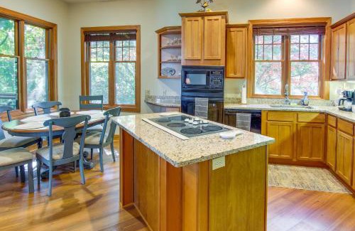 Mountain Air Apartment | Mtn-View Condo with Screened Porch in Burnsville!