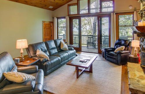Mountain Air Apartment | Mtn-View Condo with Screened Porch in Burnsville!