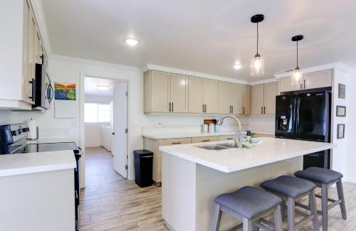 Woodlake House | Mtn-View Home with Patio and Grill in Woodlake