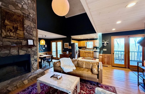 Walnut Mountain Cabin | Mtn View Hot Tub Pool Game Room Porch Wildlife Minutes to Town