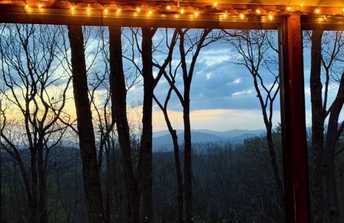 Walnut Mountain Cabin | Mtn View Hot Tub Pool Game Room Porch Wildlife Minutes to Town