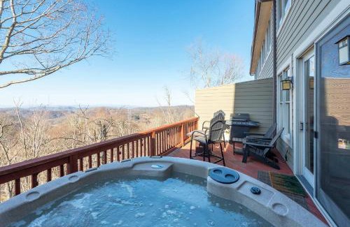 Wolf Laurel House | Mtn View I Hot Tub I Fire Pit I 5 Min to Hatley Pt