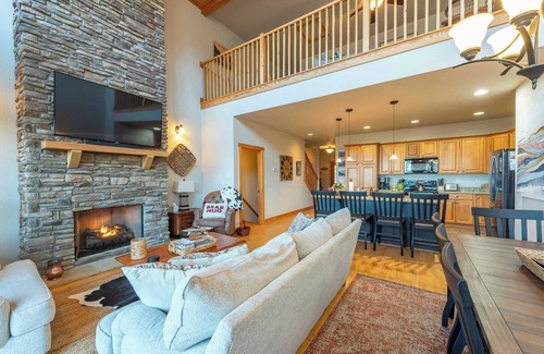 Wolf Laurel House | Mtn View I Hot Tub I Fire Pit I 5 Min to Hatley Pt