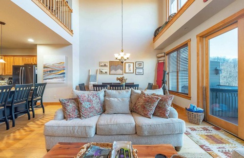 Wolf Laurel House | Mtn View I Hot Tub I Fire Pit I 5 Min to Hatley Pt