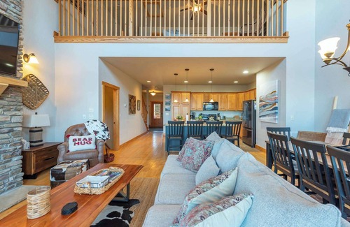 Wolf Laurel House | Mtn View I Hot Tub I Fire Pit I 5 Min to Hatley Pt