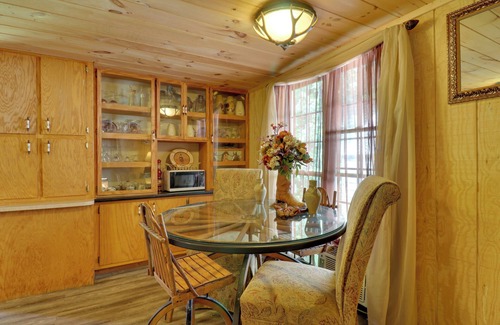 Warne Cabin | Mtn-View Warne Cabin: Hot Tub, Wine Cabinet!