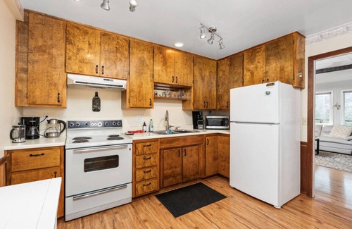 Kaweah Cabin | Mtn Views, Hot Tub, Outdoor Shower, 15m to Sequoia