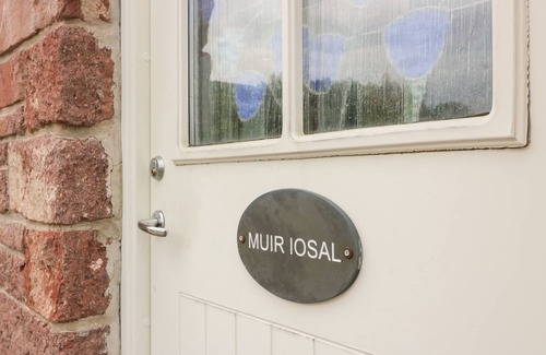 Murthly Cottage | MUIR IOSAL, pet friendly, with a garden in Blairgowrie