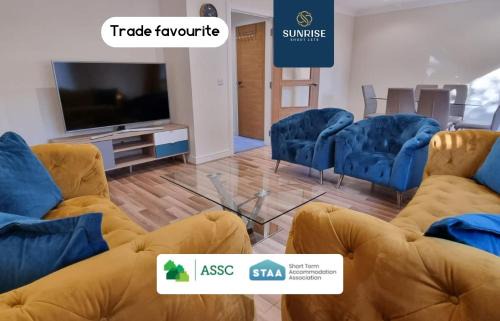 Glenisla House | MUIRTON HOUSE - INVOICE and REDUCED PRICE only via SUNRISE SHORT LETS DUNDEE, 4 Bed House, 4 Car Driveway, 2 Bathrooms, Smart TVs in every room, Fully Equipped Kitchen, Large Dining and Living Space, Rear Garden, Free WiFi, Mid to Long Stay Rates