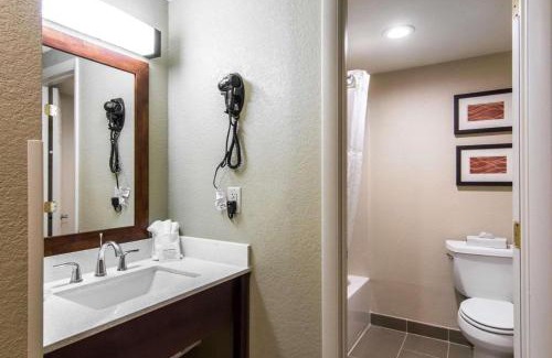 North Newport News Hotel | Mulberry Inn