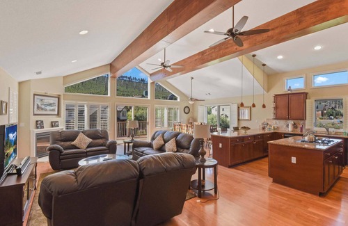 Mountain View Estates House | Mule Meadows | Classy, Split level South Tahoe home!