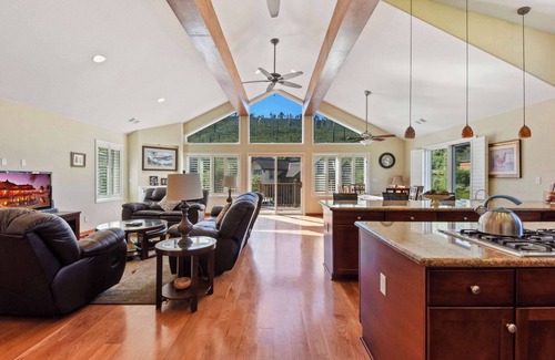 Mountain View Estates House | Mule Meadows | Classy, Split level South Tahoe home!