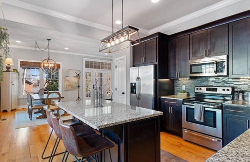 Downtown House | Muletown Haven – Stunning Downtown Escape! Walk to Dining & Attractions