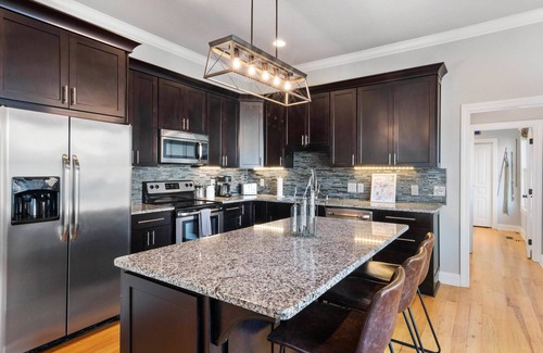 Downtown House | Muletown Haven – Stunning Downtown Escape! Walk to Dining & Attractions