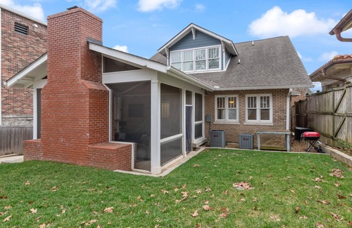 Downtown House | Muletown Haven – Stunning Downtown Escape! Walk to Dining & Attractions