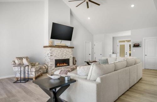 Greenbackville House | Mulligan Home - Waterfront, boat dock & community pools!