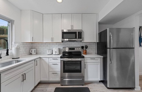Coronado Hills House | Multi Home - Up to 16 people - Balcony Access