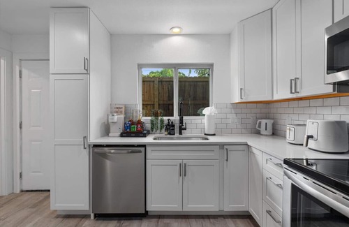 Coronado Hills House | Multi Home - Up to 16 people - Balcony Access